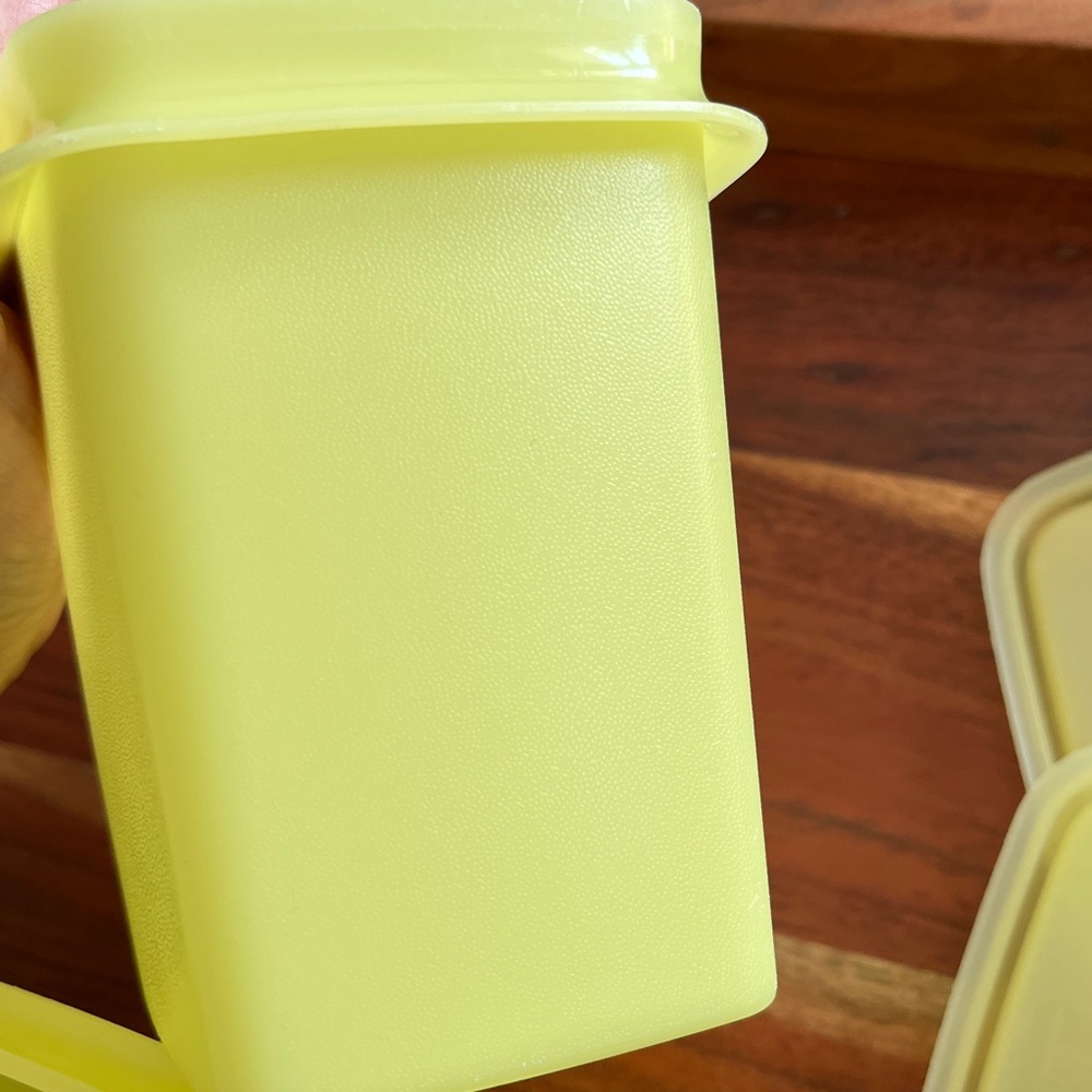2 VINTAGE TUPPERWARE CONTAINERS - Picture 9 of 9